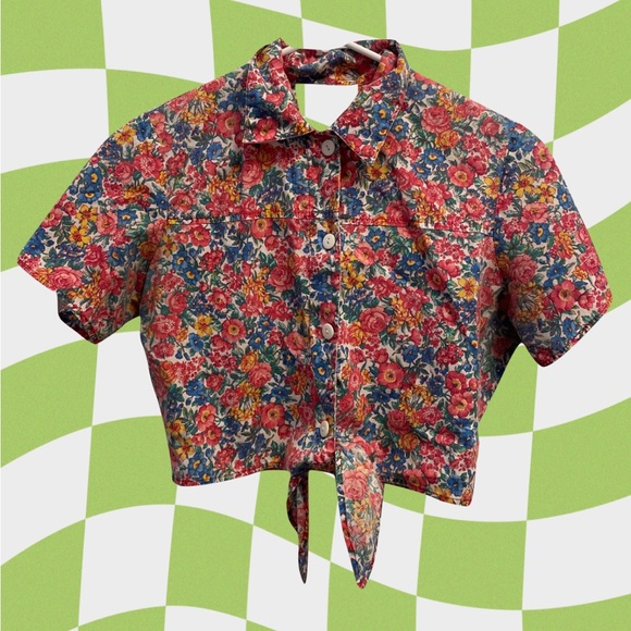 Button Down Floral Crop Top 🌸💐 - Picture 1 of 2